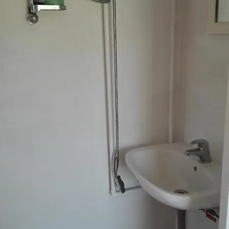 לינה וארוחת בוקר Nakednature בורה